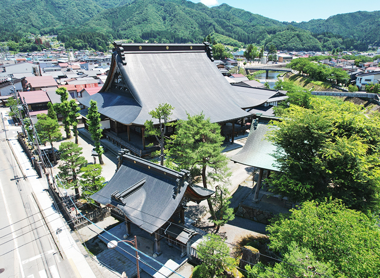 お寺をドローンで空撮：敷地全貌や周辺環境に景色も伝わる写真